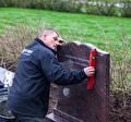 Grafsteen waterpas stellen